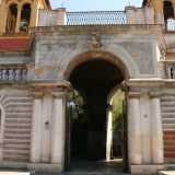 Foto 3b. Ad accoglierci troviamo il suo monumentale e imponente avancorpo d�ingresso in pietra chiara, costituito da un�apertura centrale ad arco a tutto sesto delimitata da semicolonne binate che sorreggono un�elegante balaustra in pietra 